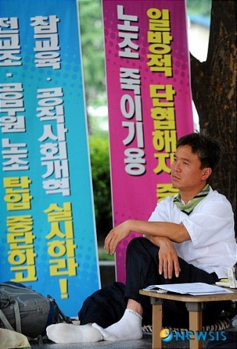 단식농성 중 생각에 잠긴 김영훈 위원장