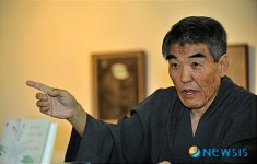 답변하는 김지하