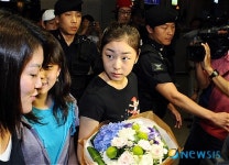 공항 빠져 나가는 김연아