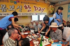어르신에게 삼계탕 대접하는 다소미