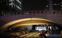 청계천에서 더위 피하는 시민들