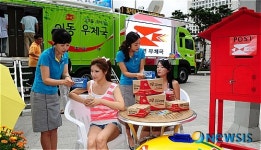 해수욕장에서 이동우체국 이용하세요