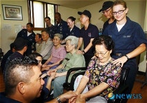 미 항공모함 승조원 안마봉사