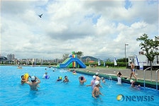 삼복더위에 수영장 찾은 어린이들