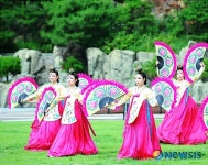 화려하고 아름다운 부채춤 장면