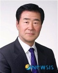 콜롬비아에 전시된 초대형 강진청자 제작한 윤도현 전남도의원