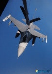 급유시작하는 KC-135 공중급유기