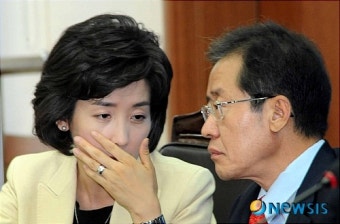 이야기나누는 나경원,홍준표 최고위원