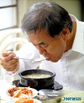 해장국 뜨는 이재오 당선자