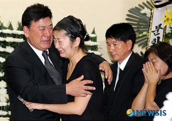 현철, 故 백남봉 선생 빈소 찾아 오열