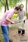 봉서산에서 딸과 함께 자연정화 활동하는 김호연 의원
