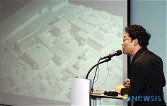 새로운 (가칭)서울관을 설명하는 민현준 건축가