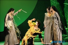 파파게노에게 벌을 주는 밤의 여왕 시녀들