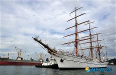 인천항 1부두 들어서는 대형 범선 사그레스
