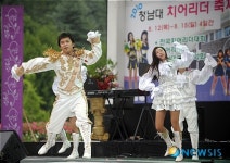 2010치어리더축제에 참가한 해양대학교 넵튠응원단