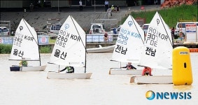각축 벌이는 요트 선수들