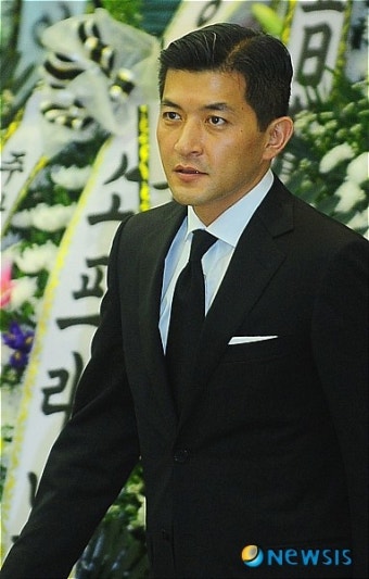 조문하고 나오는 홍정욱 의원
