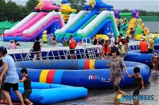 갯골축제장에 선보인 해수풀장