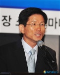출판기념회 인사말 전하는 김문수 지사