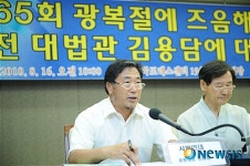 성명서 낭독하는 김태갑 공동대표