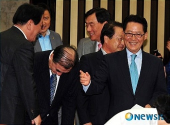 웃으며 인사하는 박지원 비대위 대표