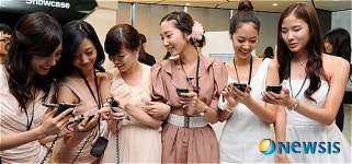 슈퍼모델들, 휴대전화로 인터넷도 해보고...