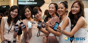 스마트폰 체험하는 슈퍼모델들