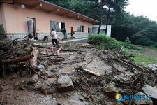 야영장으로 밀려온 토사