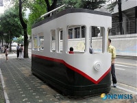부산에 전차모형 버스승강장 등장