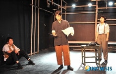 거사실행 준비하는 연극단원들