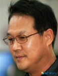 표정 어두운 이인옥 대표, 사과는 받았지만...