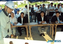 금강살리기 강경지구 설명듣는 안희정 지사