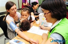 엄마는 혈압측정 중!