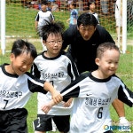 어린이 지도하는 김종훈 감