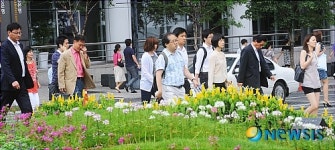 출근길 급한 마음 달래주는 꽃길