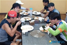 화천 산골마을 유기농 뷔페 식당 눈길