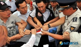 때아닌 줄다리기