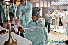 홍범식 열사 추모제 술잔 올리는 괴산군수