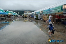 폭우에 잠긴 닭갈비막국수 축제장