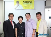 포즈취한 손정희 대표와 고든탄