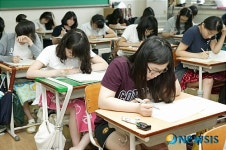 모의평가 치르는 학생들