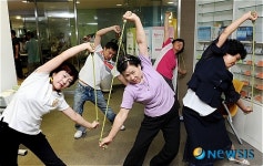 건강 스트레칭 교육받은 중국동포