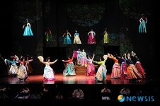 국악 창작 뮤지컬 황진이의 화려한 무대