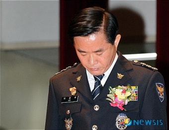 묵념하는 신임 서울경찰청장