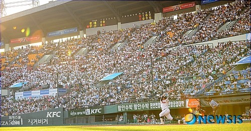두산, KBO리그 역대 세 번째로 누적 관중 3000만명 돌파