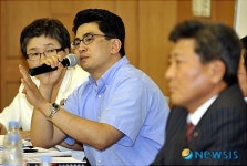 토론하는 조원준 실장