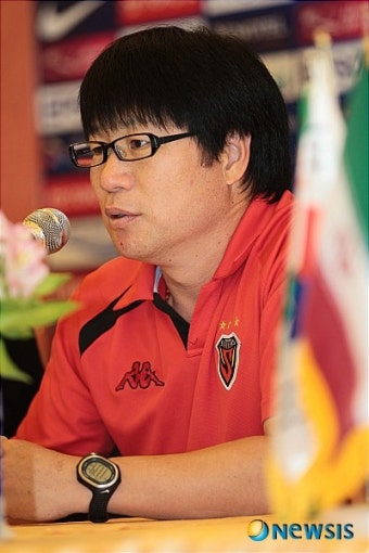 답변하는 박창현 감독