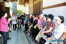 문화해설사의 설명을 듣는 참가자들