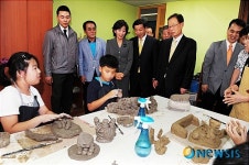 한빛맹학교학생의 작품활동 지켜보는 박희태 국회의장과 의원들