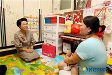 대구 소망모자원 방문한 김윤옥 여사